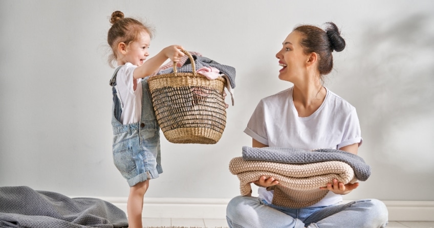 Familie nutzt Mini Waschmaschine