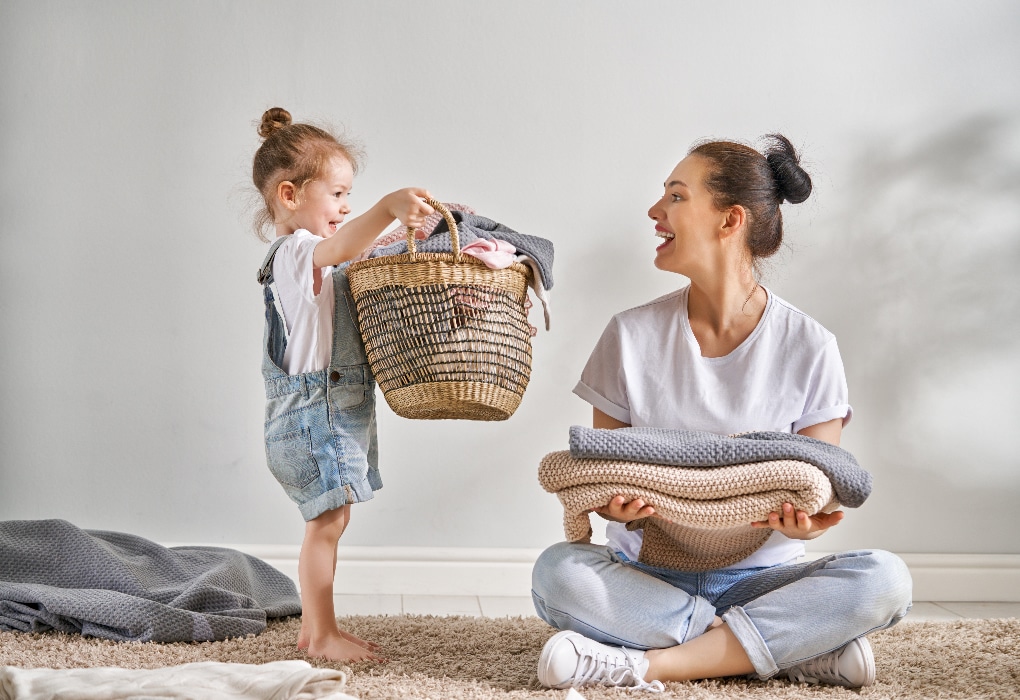 Familie nutzt Mini Waschmaschine